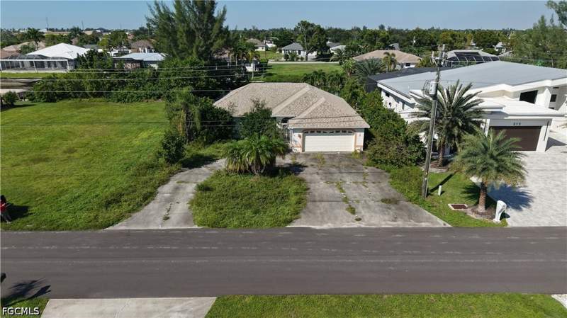 3 bedroom SingleFamilyResidence at 209 SE 28th Ter, Cape Coral, Cape Coral — photo 2