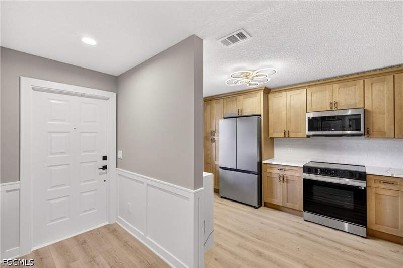 2 bedroom Condominium at 7761 Jewel Ln 202, Villages At Emerald Lakes, Naples — photo 3