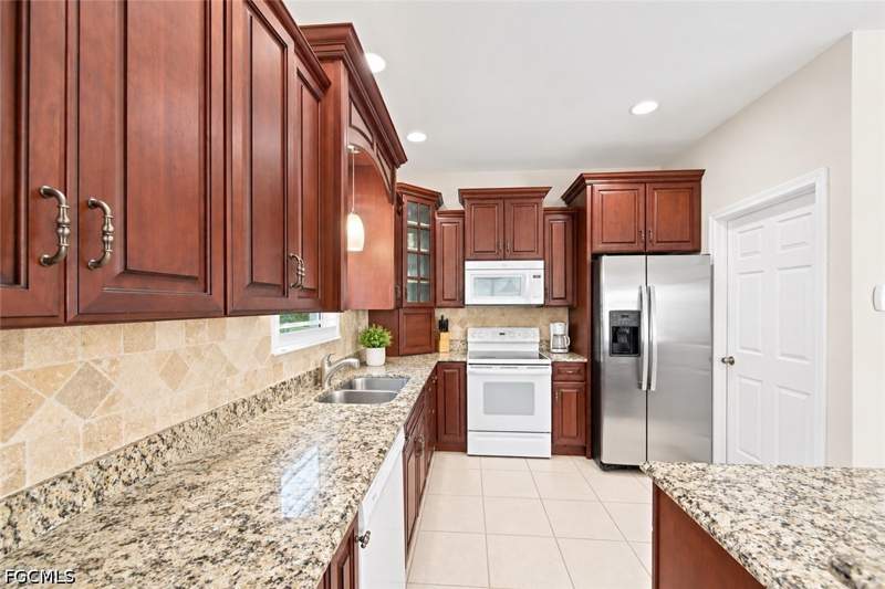 3 bedroom SingleFamilyResidence at 944 Sunrise Blvd, Lehigh Acres, Lehigh Acres — photo 4
