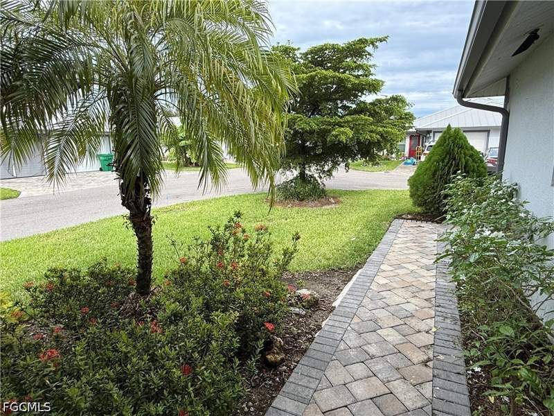 2 bedroom Attached at 204 Village Cir, City Village, Labelle — photo 3