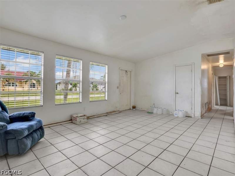 3 bedroom SingleFamilyResidence at 334 SW 28th Ter, Cape Coral, Cape Coral — photo 5