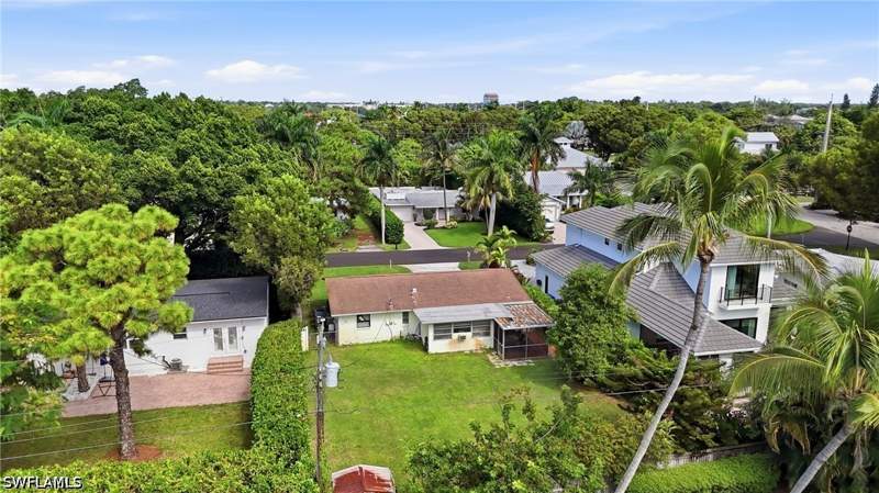 2 bedroom SingleFamilyResidence at 1270 10th Ave N, Lake Park, Naples — photo 4