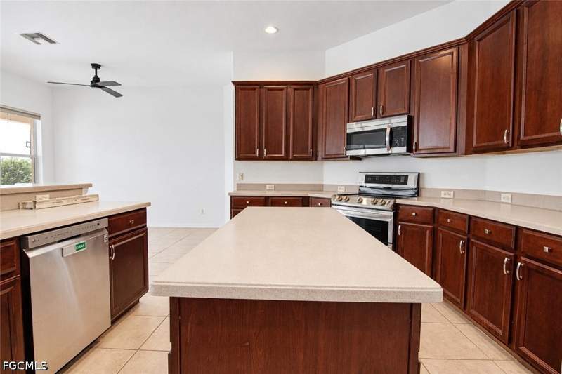 4 bedroom SingleFamilyResidence at 2656 Fairmont Isle Cir, Sandoval, Cape Coral — photo 3