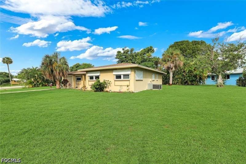 3 bedroom SingleFamilyResidence at 5248 Versaille Ct, Cape Coral, Cape Coral — photo 2