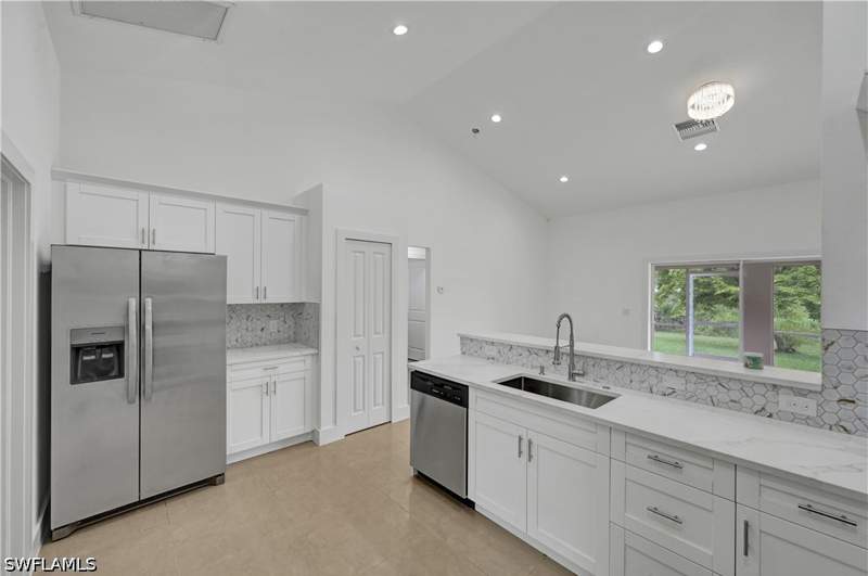 4 bedroom SingleFamilyResidence at 954 Marilyn Ave S, Southeast Lehigh, Lehigh Acres — photo 4