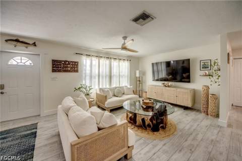 355 Donora Blvd, Fort Myers Beach FL - photo 7 of 31