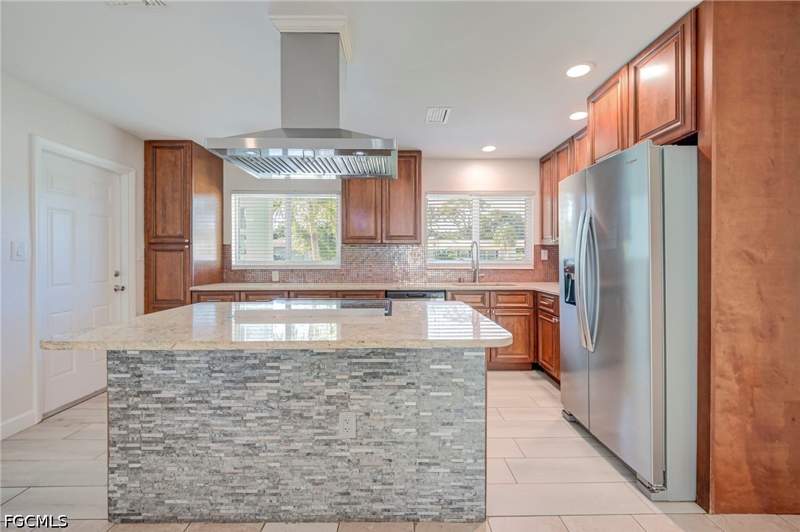 2 bedroom SingleFamilyResidence at 843 Lake McGregor Dr, Fort Myers, Fort Myers — photo 2