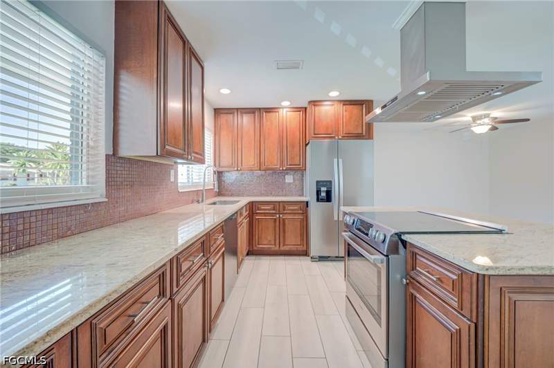 2 bedroom SingleFamilyResidence at 843 Lake McGregor Dr, Fort Myers, Fort Myers — photo 3