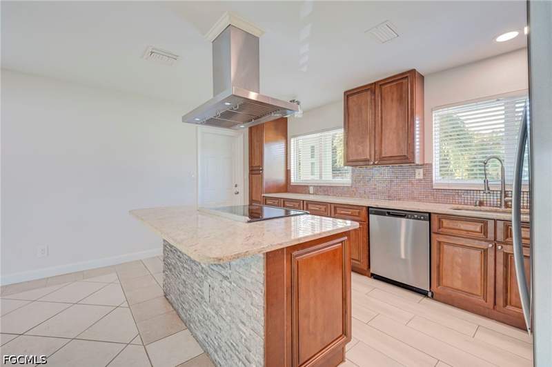 2 bedroom SingleFamilyResidence at 843 Lake McGregor Dr, Fort Myers, Fort Myers — photo 4