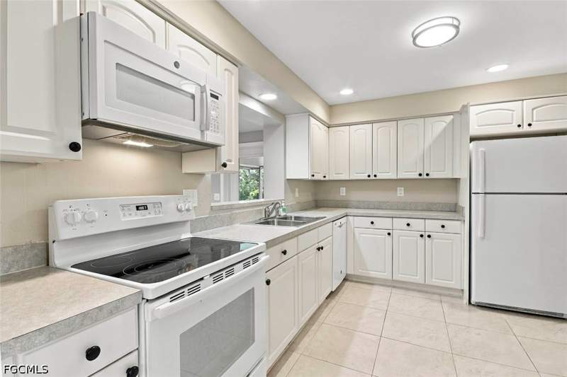 2 bedroom SingleFamilyResidence at 1814 Cornwallis Pkwy, Cornwallis, Cape Coral — photo 2
