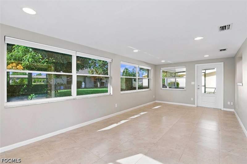 2 bedroom SingleFamilyResidence at 1814 Cornwallis Pkwy, Cornwallis, Cape Coral — photo 3