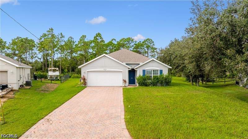 4 bedroom SingleFamilyResidence at 20550 Charles St, River Oaks, Alva — photo 2