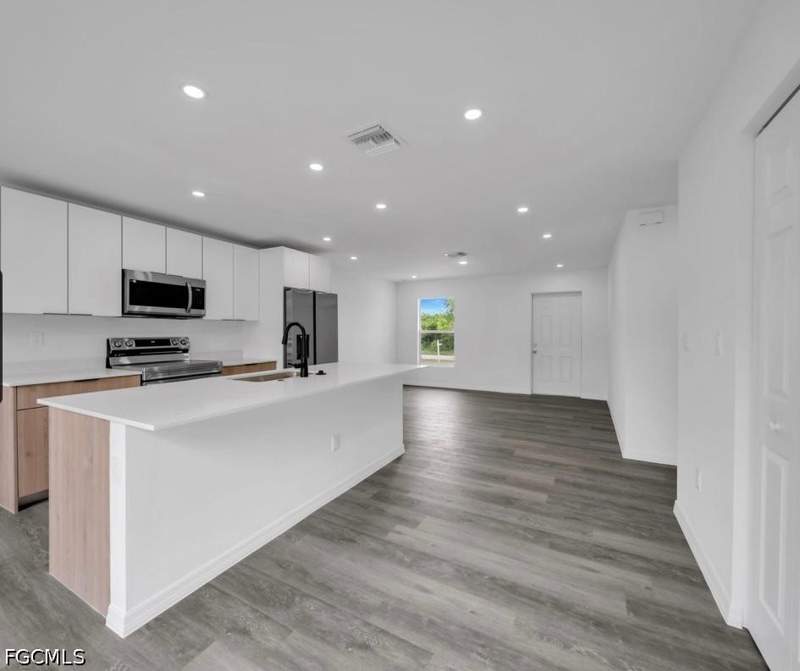 3 bedroom SingleFamilyResidence at 382 McArthur Blvd, Lehigh Acres, Lehigh Acres — photo 5