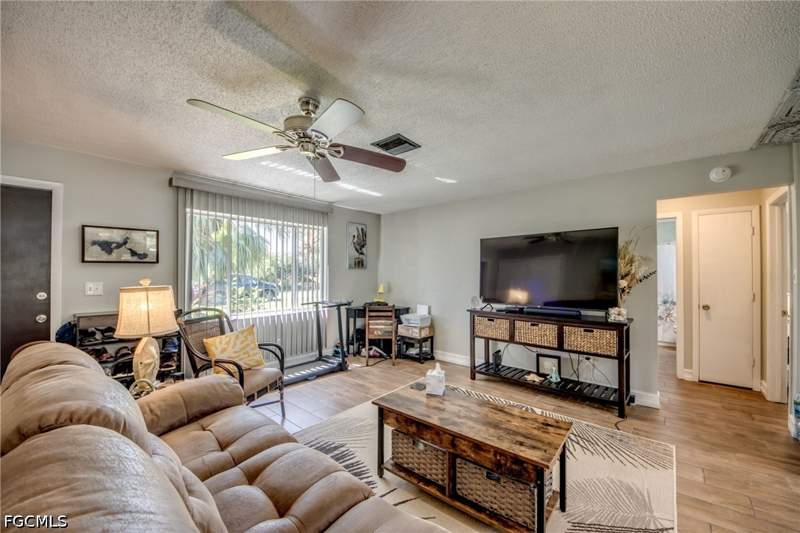 3 bedroom SingleFamilyResidence at 513 SE 34th St, Cape Coral, Cape Coral — photo 5