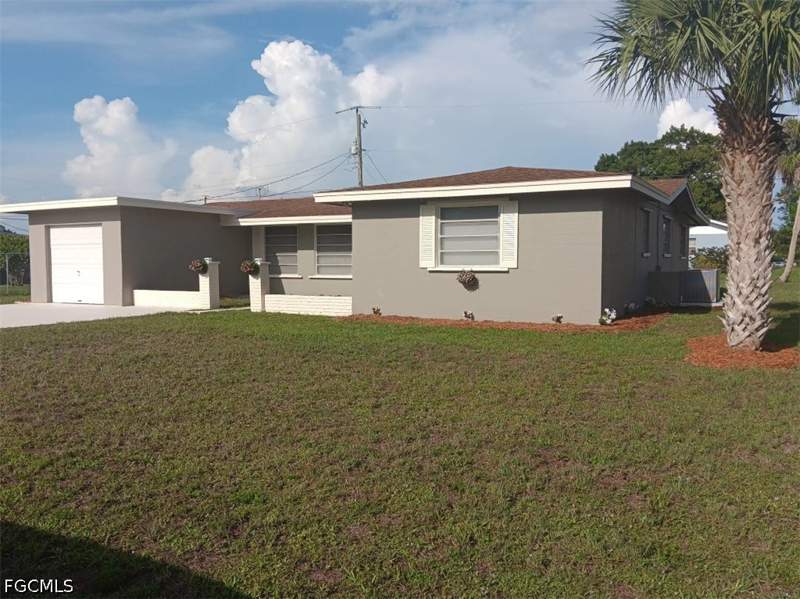 2 bedroom SingleFamilyResidence at 2244 Parkview Dr, Fort Myers Shores, Fort Myers — photo 2