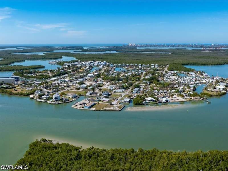 5 bedroom SingleFamilyResidence at 565 Coconut Ave, Goodland Isles, Goodland — photo 4