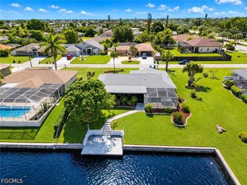 907 SE 33rd Ter, Cape Coral FL - photo 6 of 31