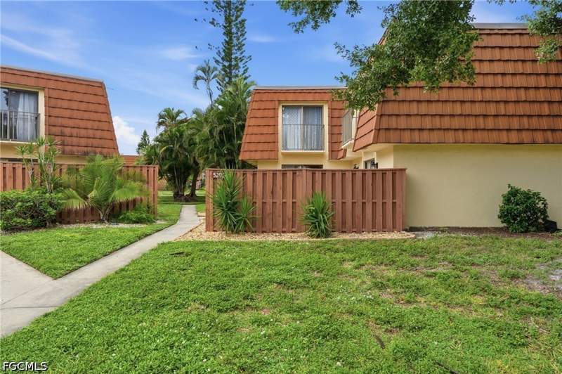 2 bedroom Townhouse at 5205 Cedarbend Dr 2, Village Of Cedarbend, Fort Myers — photo 3