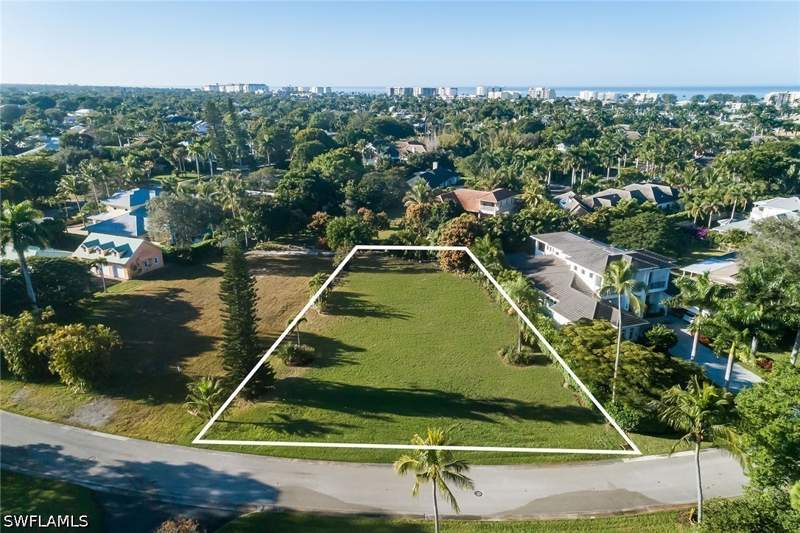 3 bedroom SingleFamilyResidence at 700 Bow Line Dr, Moorings, Naples — photo 2
