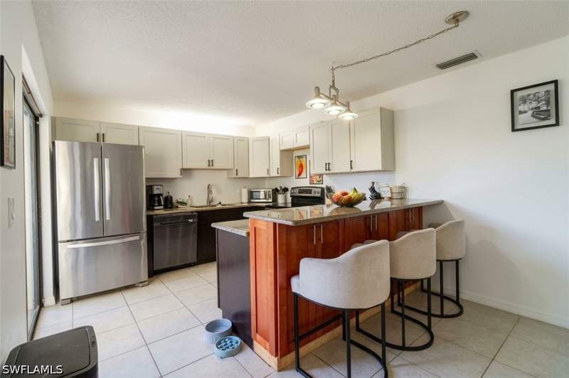 2 bedroom Townhouse at 5572 Malt Dr 2, Parkwoods Townhouse Community, Fort Myers — photo 3