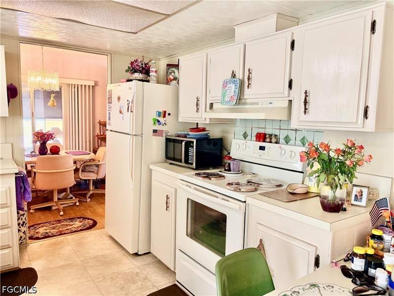2 bedroom ManufacturedHome at 2766 Teakwood Blvd, Laurel Estates Mobile Home Vil, North Fort Myers — photo 4