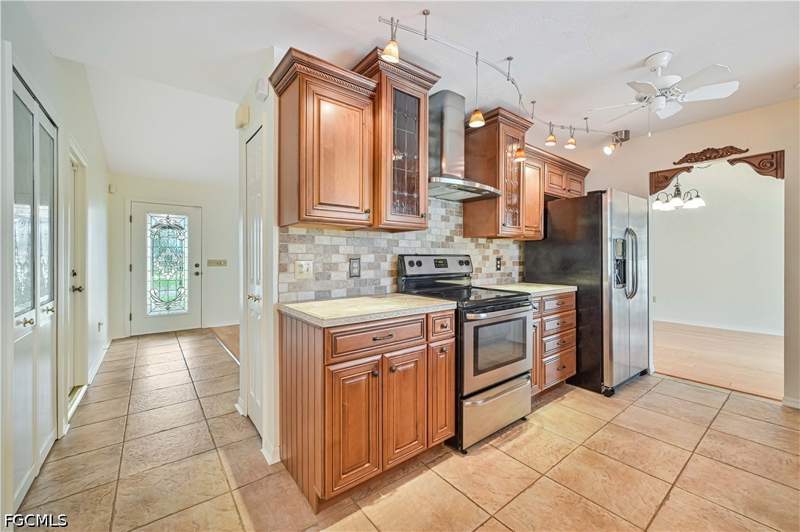4 bedroom SingleFamilyResidence at 634 SE 32nd St, Cape Coral, Cape Coral — photo 3