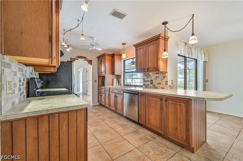 4 bedroom SingleFamilyResidence at 634 SE 32nd St, Cape Coral, Cape Coral — photo 4