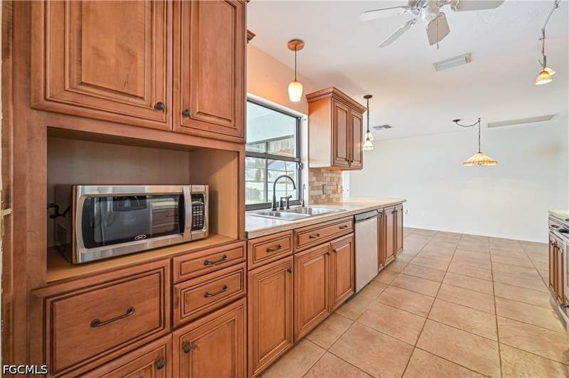 4 bedroom SingleFamilyResidence at 634 SE 32nd St, Cape Coral, Cape Coral — photo 5