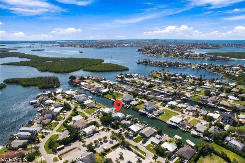 5 bedroom SingleFamilyResidence at 132 E Hilo St, Isles Of Capri, Naples — photo 3