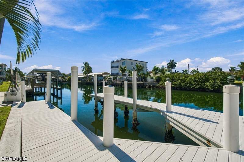 5 bedroom SingleFamilyResidence at 132 E Hilo St, Isles Of Capri, Naples — photo 4