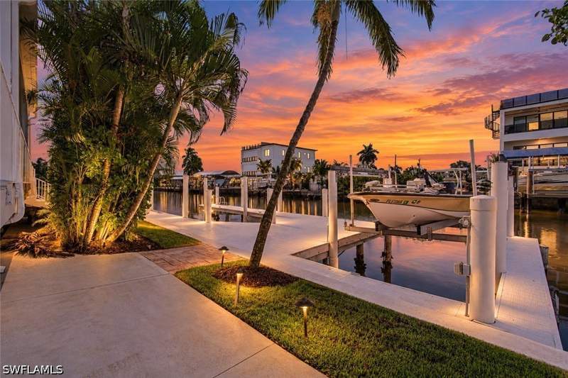 5 bedroom SingleFamilyResidence at 132 E Hilo St, Isles Of Capri, Naples — photo 5