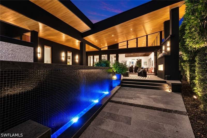 4 bedroom SingleFamilyResidence at 1111 12th St N, Lake Park, Naples — photo 3