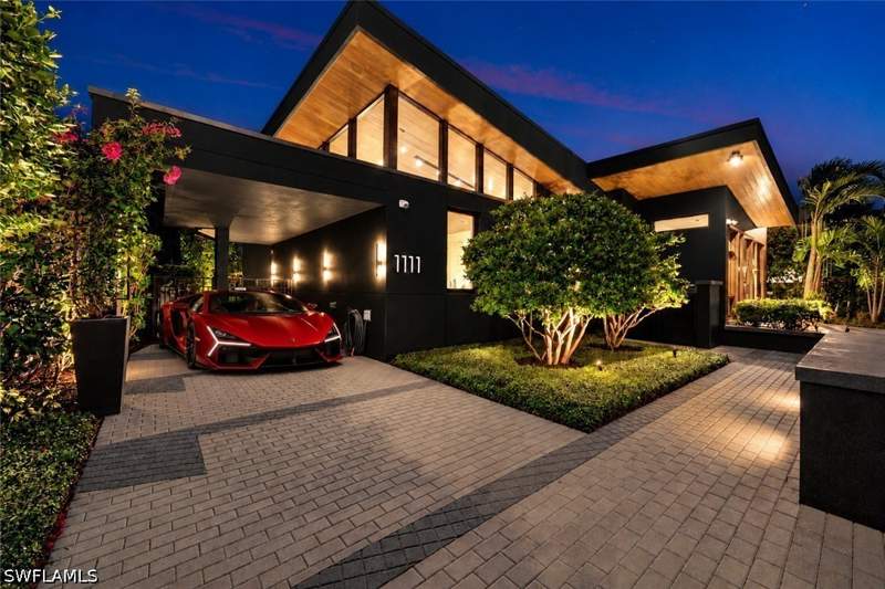 4 bedroom SingleFamilyResidence at 1111 12th St N, Lake Park, Naples — photo 4