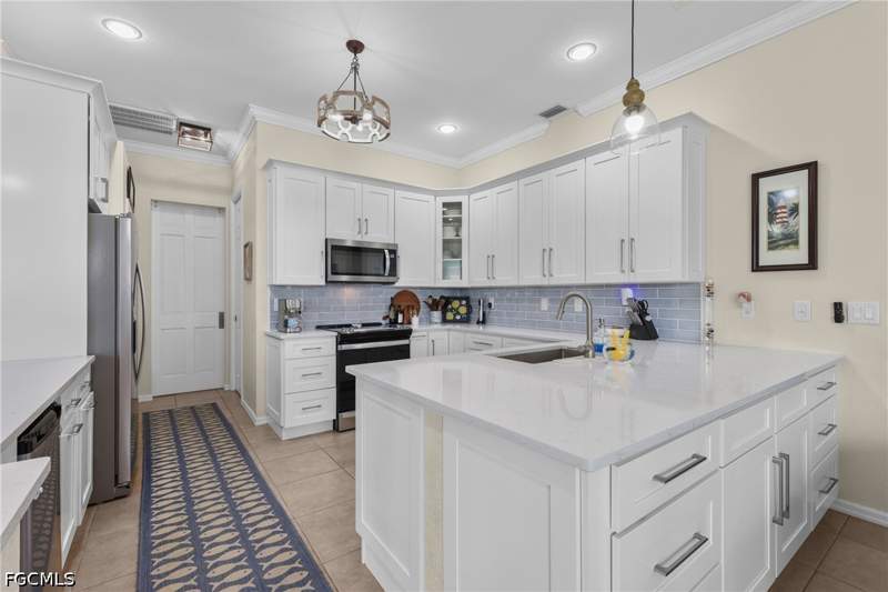 3 bedroom SingleFamilyResidence at 4111 SE 10th Pl, Cape Coral, Cape Coral — photo 4