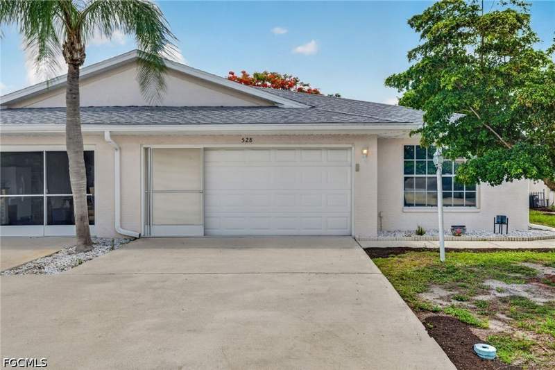 2 bedroom Attached at 528 Bethany Village Cir, Villages Of Bethany Trace, Lehigh Acres — photo 2