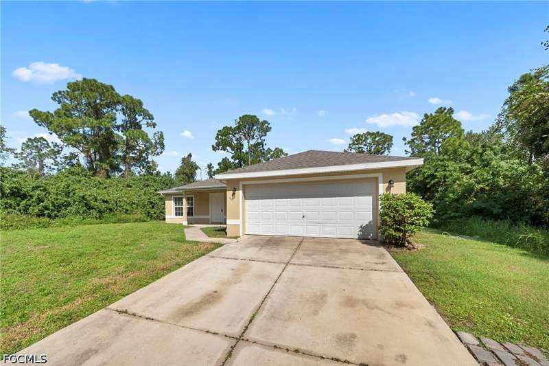 3 bedroom SingleFamilyResidence at 919 berg St E, Lehigh Acres, Lehigh Acres — photo 2