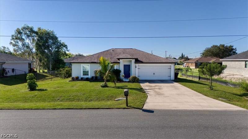 3 bedroom SingleFamilyResidence at 214 Re Cherche St, Mirror Lakes, Fort Myers — photo 3