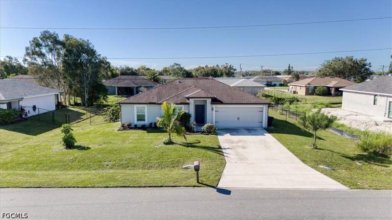 3 bedroom SingleFamilyResidence at 214 Re Cherche St, Mirror Lakes, Fort Myers — photo 4