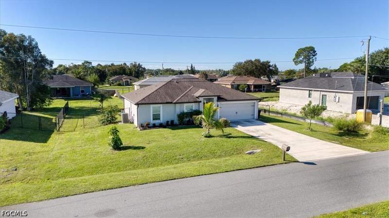 3 bedroom SingleFamilyResidence at 214 Re Cherche St, Mirror Lakes, Fort Myers — photo 5