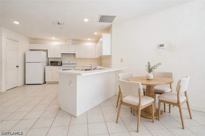 2 bedroom Attached at 12347 Londonderry Ln, Morton Grove, Bonita Springs — photo 2