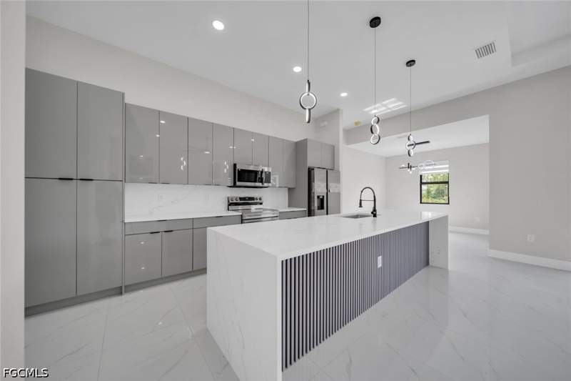 3 bedroom SingleFamilyResidence at 1014 Lee Ave, Lehigh Acres, Lehigh Acres — photo 4