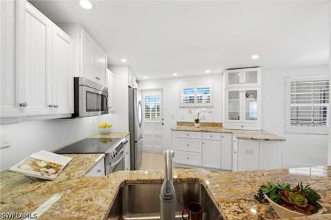 2401 Gulf Shore Blvd N 52, Naples FL - photo 9 of 23