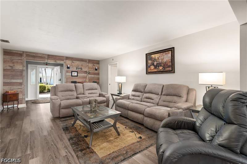 3 bedroom Attached at 1207 N Brandywine Cir, Brandywine, Fort Myers — photo 3
