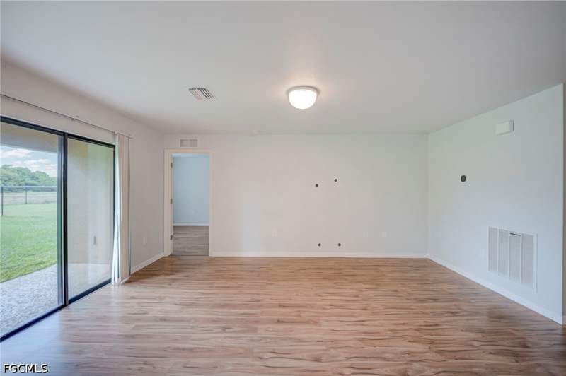 3 bedroom SingleFamilyResidence at 313 Shadow Lakes Dr, Shadow Lakes, Lehigh Acres — photo 4