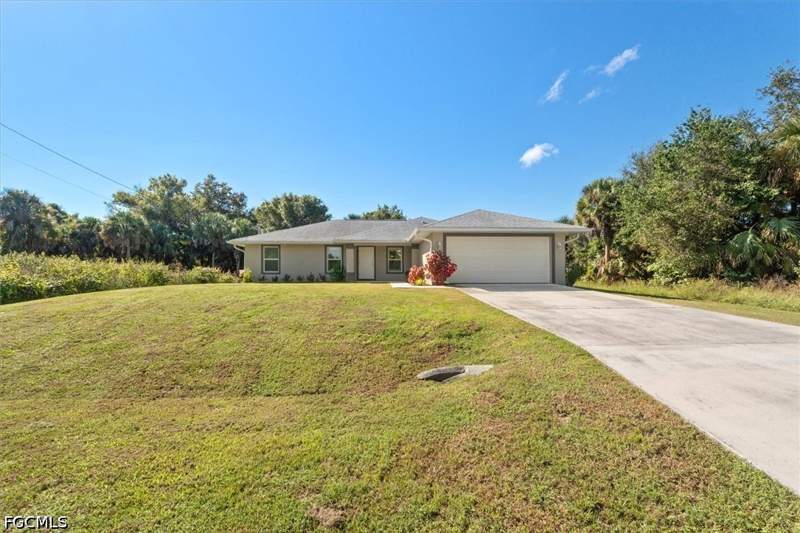 3 bedroom SingleFamilyResidence at 3709 Tracy St, Fort Myers, Fort Myers — photo 2