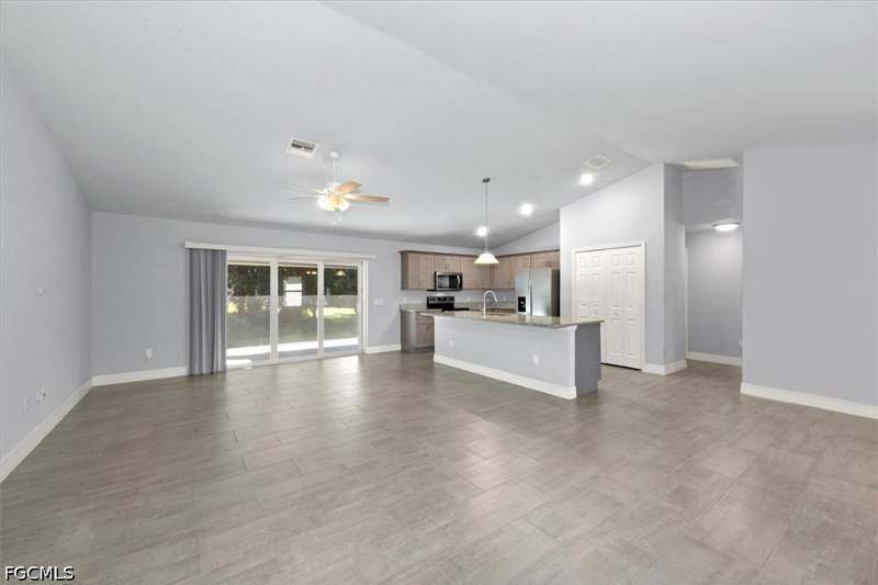 3 bedroom SingleFamilyResidence at 3709 Tracy St, Fort Myers, Fort Myers — photo 4