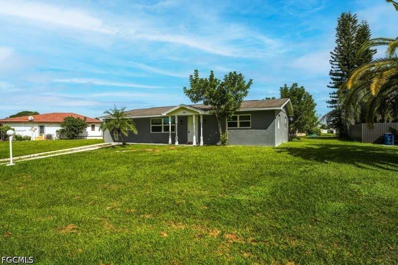 3 bedroom SingleFamilyResidence at 208 Norwich Ave, Lehigh Acres, Lehigh Acres — photo 2