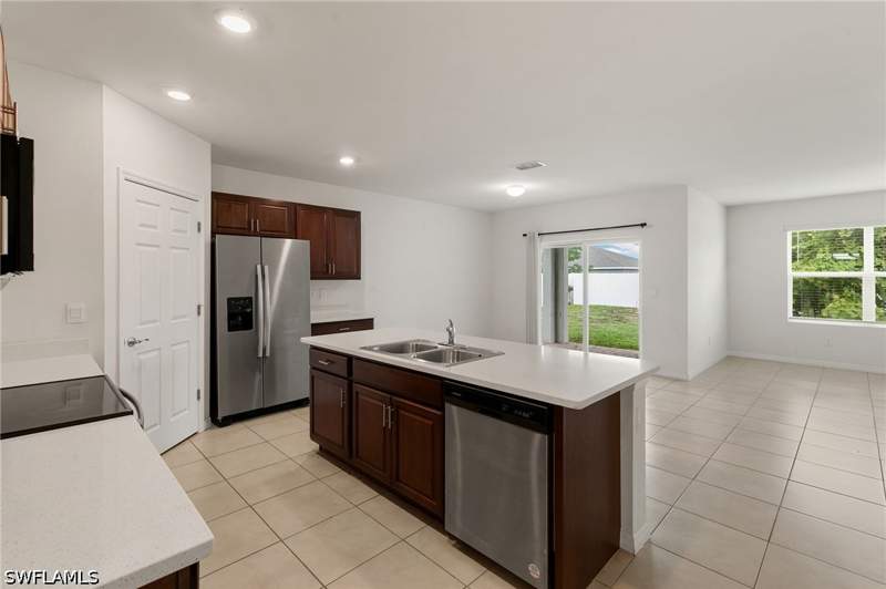 4 bedroom SingleFamilyResidence at 923 Tropicana Pkwy W, Cape Coral, Cape Coral — photo 4