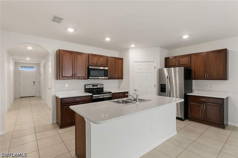 4 bedroom SingleFamilyResidence at 923 Tropicana Pkwy W, Cape Coral, Cape Coral — photo 5