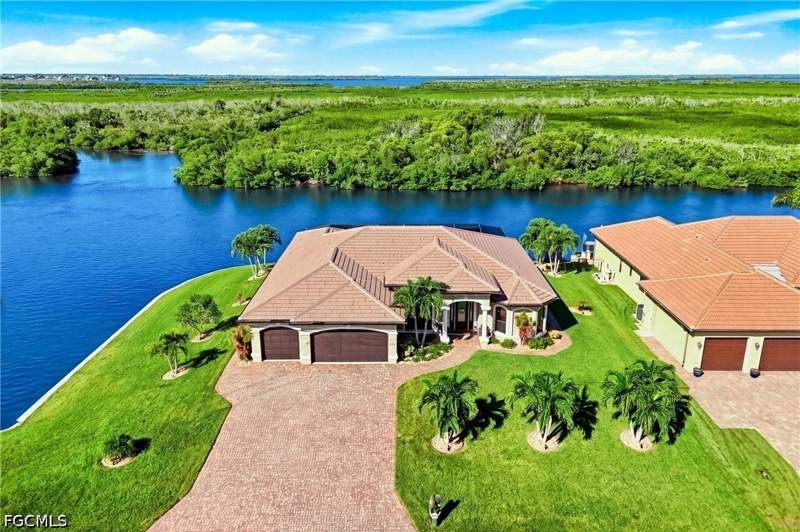 3 bedroom SingleFamilyResidence at 230 Old Burnt Store Rd S, Cape Coral, Cape Coral — photo 4
